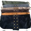 Bolso bandolera con flecos y tachuelas de ante italiano. Correa ajustable e intercambiable. Cierre de cremallera. Interior forrado con bolsillo incorporado. (Marrón chocolate) - 6