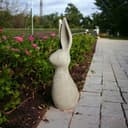 OriginalPaul Skulp & Betondesign Kleiner moderner, Glatte Hase aus frostresistentem Steinguss Maße: H/B/T: 41cm / 12cm / 15cm ca. 4,4kg - 2