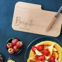 GRAVURZEILE Frühstücksbrettchen mit eigener Gravur in verschiedenen Motiven - Inklusive Messer - Personalisiert mit Namen und Text - Massives Erlenholz - 26x15,5x1,2 cm - Motiv: Name + Text - 4