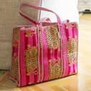 IBOAH Bolsa de Mano Grande Acolchada Artesanal de Algodón con Estampado de Tigres y Detalles en Rayas – Tote Bag Versátil para Playa, Compras, Viajes, Avión y Uso Diario (Rosa Tigres) - 6