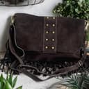 Bolso bandolera con flecos y tachuelas de ante italiano. Correa ajustable e intercambiable. Cierre de cremallera. Interior forrado con bolsillo incorporado. (Marrón chocolate) - 4