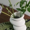 PEUZ Steinturm Vase aus Keramik – Skulpturale Keramikvase mit rauer Steinstruktur, für Trockenblumen, Pampasgras, frische Blumen oder als Dekoobjekt, handgefertigt, matt weiß, ca. 20 cm - 3