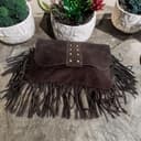 Bolso bandolera con flecos y tachuelas de ante italiano. Correa ajustable e intercambiable. Cierre de cremallera. Interior forrado con bolsillo incorporado. (Marrón chocolate) - 2