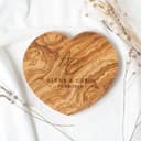HOFMEISTER® Brettchen Herzform Gravur Namen - aus Olivenholz, Geschenk für Verliebte zum Jahrestag, zur Hochzeit oder Valentinstag, dekorative Geschenkidee, 21 cm - 4