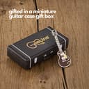 Geepin Emaille-Gitarren-Anstecker | Hochwertige Les Paul Mini-Brosche | 52 mm | Tragbar am Rucksack, T-Shirt, an der Jacke, Krawatte etc. | In ansprechender Gitarrenkoffer-Box | Tolles Geschenk - 3