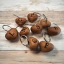 Rienco | Portachiavi cuore, legno ciliegio, Lettera A, 3x2,5 cm | Incisione laser artigianale, leggero, moderno | Charm personalizzato made in Italy - 3