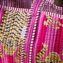 IBOAH Bolsa de Mano Grande Acolchada Artesanal de Algodón con Estampado de Tigres y Detalles en Rayas – Tote Bag Versátil para Playa, Compras, Viajes, Avión y Uso Diario (Rosa Tigres) - 2