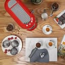 Smeg, ECF01RDEU Manual Espresso -Maschine, Cappuccino -System, Thermoblock, große Tassengehäuse und Doppelkaffeefunktion, 1 l Wassertank, kompakte Abmessungen, 1350W, Rot - 6