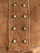 Bolso bandolera con flecos y tachuelas de ante italiano. Correa ajustable e intercambiable. Cierre de cremallera. Interior forrado con bolsillo incorporado. (Camel) - 4